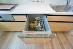 家事の時間が短縮できる食器洗浄乾燥機付。後片付けもラクラクです。 食器を洗う手間が減るので家族とのコミュニケーションの時間や自分の時間が増えますね。