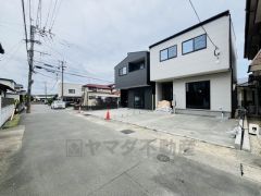 前面道路含む現地外観写真。 交通量が少なく小さなお子様がいるご家庭でも安心です＾＾ 静かで快適な生活を送れます＾＾
