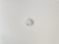 火災による煙や熱を感知して、警報音やブザー等で火災の発生を知らせてくれる火災警報器。