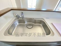 色も形もキレイなシンクは、広さも確保しているので、大きめの鍋も簡単に洗えます。