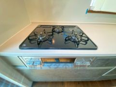 同時にたくさんの料理が調理できる3口コンロ。長時間熱を通しておきたい煮込み料理を作りながら、炒め物など同時進行で進められます。