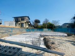 現地（2025年4月）撮影写真。 2025年7月上旬完成予定。 同一ハウスメーカー物件内覧可能です。 お気軽にお問い合わせください＾＾