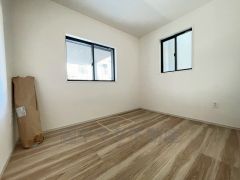 明るい洋室です。ナチュラル色のフローリングで開放的な優しい雰囲気になっています＾＾ベッドや机、ＴＶを置いてもゆとりのある広さです。