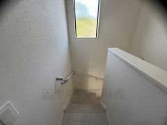 ご年配の方でも安心できる、手すり付き階段です＾＾段差も低めで設定されてますので安全性にも優れてますね＾＾