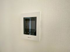防犯性、セキュリティ対策に安心できるテレビモニター付きインターフォンです。セールスマン対策にもなり安心できます。