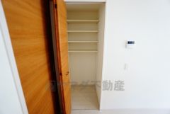 同仕様写真。パントリー完備。食器やキッチン用品、食料品の保存に便利です＾＾