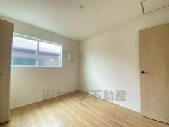 明るい洋室です。ナチュラル色のフローリングで開放的な優しい雰囲気になっています＾＾ベッドや机、ＴＶを置いてもゆとりのある広さです。