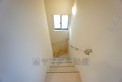 同仕様写真。小さなお子様やご高齢の方でも安心できる、手すり付き階段。段差も低めで設定されており、安全性にも優れています。