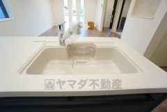 広々とした凸型シンクに洗剤ポケットを標準装備。大きなお鍋など洗いやすいです。洗剤や石鹸、スポンジもすっきりできる収納付き。