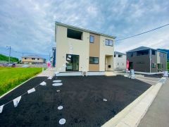 駐車スペースとは別にお庭もついております。広さも十分あるので、ガーデニングやBBQなど楽しみの増えるお庭です＾＾