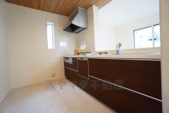 対面式カウンターキッチンでお子様の様子が見守れます。カウンタートップは耐熱性に優れており、日ごろのお掃除もふき取るだけでＯＫ。ステンレスシンクも簡単にお掃除できますよ。