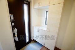 同仕様写真。たっぷり収納できるシューズボックスです。家族全員の靴がきれいに整頓できます。棚の上にお花や写真を飾っても良いですね。