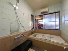 タイル張り上質な質感と、1坪以上の広々とした空間です。保温機能付き浴槽で、時間が経ってもお湯が冷めにくく、家族全員温かいまま使用できます。