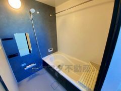 1日の疲れを癒すくつろぎのバスルーム。足を伸ばしてもゆったりと入れるサイズです。お子様と一緒にお風呂に入っても狭くないですね^^