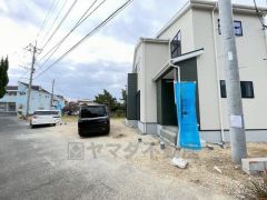 前面道路は北東側4ｍ。交通量が少ないため小さなお子様がいるご家庭も安心です＾＾駐車もスムーズですね＾＾