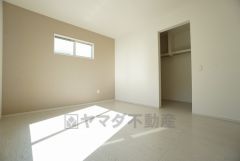 同仕様写真。住む人のこだわりを活かす洋室＾＾日当たりがよく、寝室としての利用もおすすめ。広めのクローゼットもあり荷物もすっきり片付けれ、ゆとりのある暮らしが出来ます＾＾