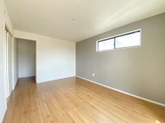 住む人のこだわりを活かす洋室＾＾日当たりがよく、寝室としての利用もおすすめ。広めのクローゼットもあり荷物もすっきり片付けれ、ゆとりのある暮らしが出来ます＾＾