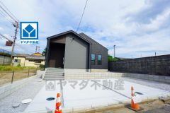 西鉄バス「西鉄工場」停まで徒歩3分。コンビニまで徒歩5分。イオン穂波ショッピングセンターまで車で約8分（2.3ｋｍ）