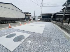 カースペースは並列駐車4台分を確保。スムーズに停めることが出来ます＾＾ 前面道路は東側5.37ｍ、南側3.55ｍです。角地で風通し、日当たり良好＾＾