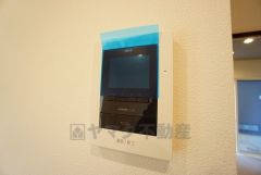 防犯性もばっちり、TVモニター付きインターフォン完備。大きなモニターで玄関先を確認できます。録画機能が付いているので不在時の訪問者も確認できて安心です^^