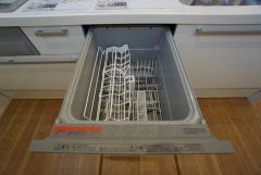 炊事時間を大幅に短縮できる食器洗浄乾燥機付き＾＾食器を洗う手間が減るので家族とのコミュニケーションの時間や自分の時間が増えますね。