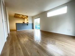 大きな窓のあるリビングは、陽光あふれる明るい空間です。居心地良く、ご家族皆がゆったり寛げる憩いの空間となりそうです。