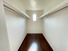 収納力豊富なウォークインクローゼット付き。洋服や小物などを1箇所にまとめて美しい収納を実現します。