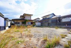 カースペースは停めやすい並列駐車2台付き。