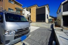 カースペースは停めやすい並列駐車3台付き。