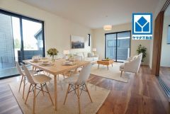 家具はイメージです。大きな窓のあるリビングは、陽光あふれる明るい空間です。居心地良く、ご家族皆がゆったり寛げる憩いの空間となりそうです。