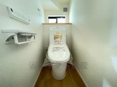 温水洗浄機付トイレです。節水機能もあるので、安心して使えますね。もちろん、1階2階の2ヶ所にトイレがあるので、忙しい朝にもゆとりができますね。