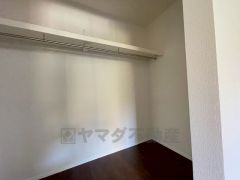 同仕様写真。収納力豊富なウォークインクローゼット付き。洋服や小物などを1箇所にまとめて美しい収納を実現します。