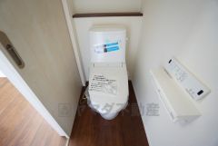温水洗浄機付トイレです。節水機能もあるので、安心して使えますね。