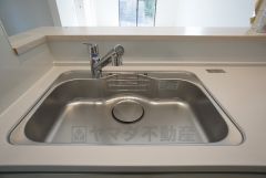 色も形もキレイなシンクは、広さも確保しているので、大きめの鍋も簡単に洗えます。