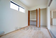 リビング横の和室は、思い切りお子様が遊べるキッズスペースに。柔らかい畳の上なら、お子様が転んでも怪我をしにくく安心です。