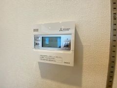 キッチン横に給湯器リモコンを設置していますので、忙しい時間帯でもスイッチ一つでお風呂の用意ができますよ＾＾