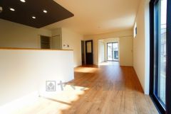 家族が集まる開放的なリビング。約16帖の大空間で毎日のお食事が楽しみです＾＾思い思いの時間を過ごしたり、家族みんなで食事をしたり、素敵な団らんの場になりますね。