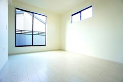 2面採光を確保した明るい室内は、風通しも良く、大変居心地の良い空間となっております。爽やかな風を感じて起きる朝は、快適生活の始まりに。