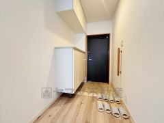 たっぷり収納できるシューズボックスです。家族全員の靴がきれいに整頓できます。棚の上にお花や写真を飾っても良いですね。
