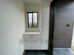 たっぷり収納できるシューズボックスです。家族全員の靴がきれいに整頓できます。棚の上にお花や写真を飾っても良いですね。