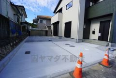 駐車スペースはゆとりある4台分を確保。マイカー用に、お客さま用に、余裕を持ってご利用いただけます＾＾