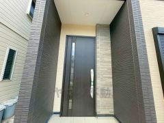 木目調がとてもお洒落なタッチキータイプの玄関ドアです。奥まって設置されているので、雨に濡れる心配もありません。