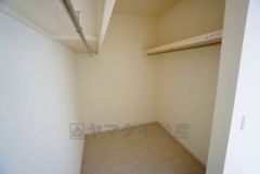 収納力豊富なウォークインクローゼット付き。洋服や小物などを1箇所にまとめて美しい収納を実現します。