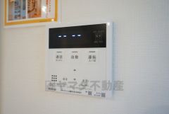 キッチン横からお湯張り、追い炊き、足し湯がボタン一つで楽々操作できる給湯機リモコンです＾＾忙しい夕飯の準備の時間帯に重宝しますね。