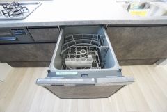 食事の後の手間を解消する食器洗い乾燥機を標準装備。手洗いよりも断然節約でき、節水で自然にもやさしいです。