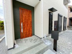 木目調がとてもお洒落なタッチキータイプの玄関ドアです。奥まって設置されているので、雨に濡れる心配もありません。