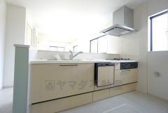 同仕様写真。対面式カウンターキッチンでお子様の様子が見守れます。カウンタートップは耐熱性に優れており、日ごろのお掃除もふき取るだけでＯＫ。ステンレスシンクも簡単にお掃除できますよ。