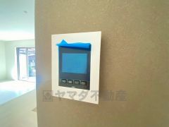 防犯性もばっちり、TVモニター付きインターフォン完備。大きなモニターで玄関先を確認できます。録画機能が付いているので不在時の訪問者も確認できて安心です^^
