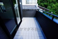 同仕様写真。南東側に面したバルコニーは日当たり抜良好です。お洗濯物も気持ちよく干せそうです。