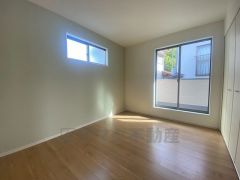 住む人のこだわりを活かす洋室＾＾日当たりがよく、寝室としての利用もおすすめ。広めのクローゼットもあり荷物もすっきり片付けれ、ゆとりのある暮らしが出来ます＾＾